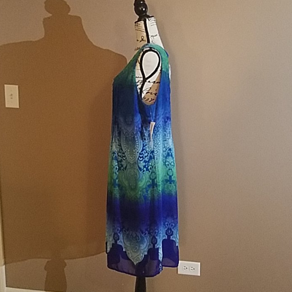 Flattering women's dress (NWT) - Picture 3 of 5